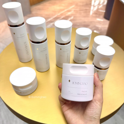 OEM ODM Luxury Custom 8oz Glass Cosmetic Jars with Lids Flat Shape for Skin Care Serums and Face Creams